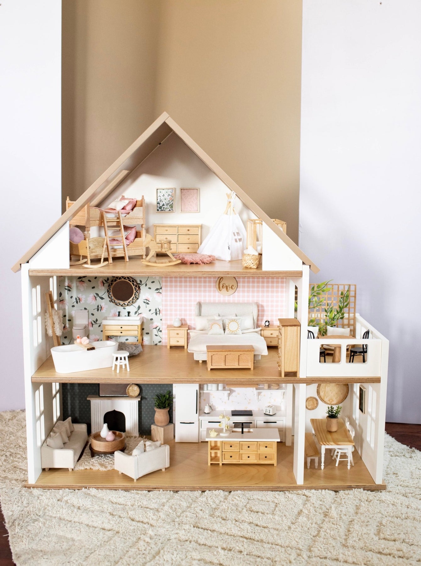 Heirloom dollhouses. Bespoke dollhouse furniture, bedding and